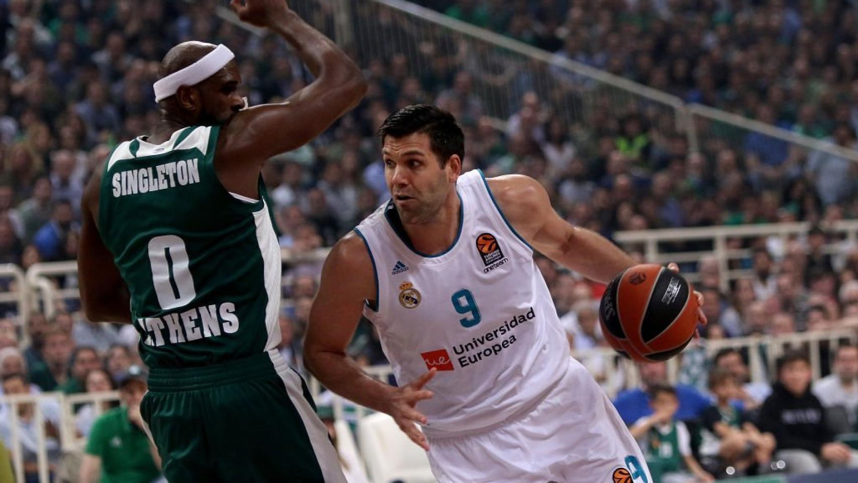 Felipe Reyes ante Singleton durante el segundo encuentro de la serie de cuartos.