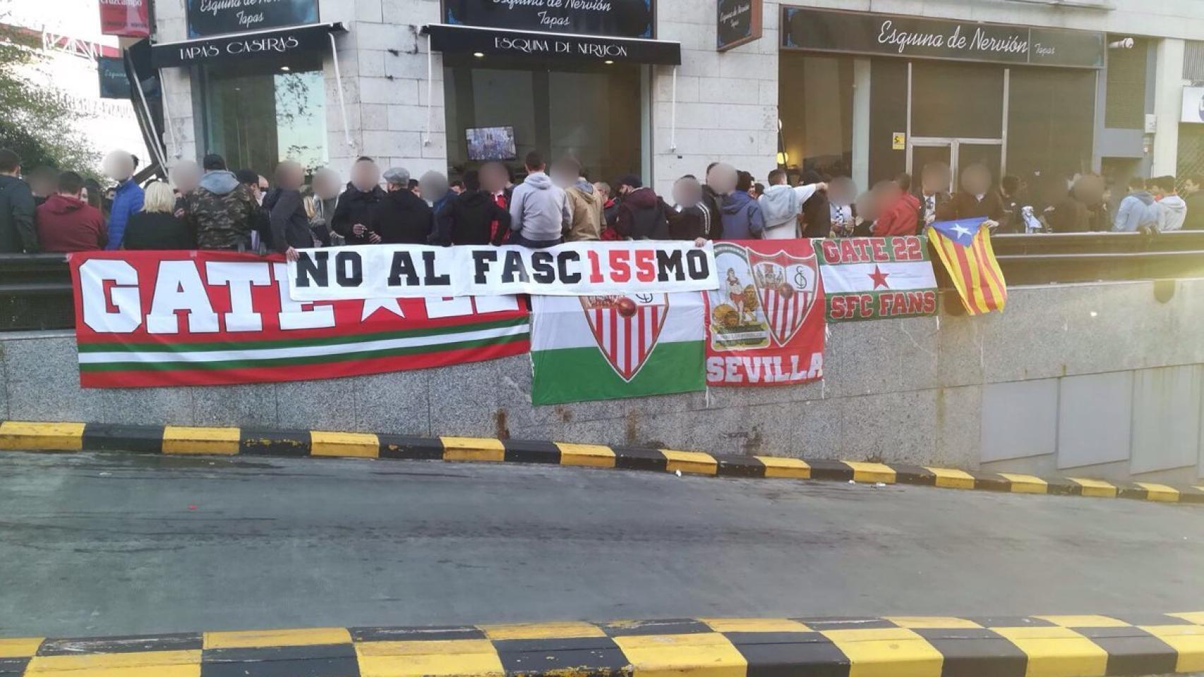 Banderas esteladas y pancarta de Fasc155mo por parte de 'Gate 22'.