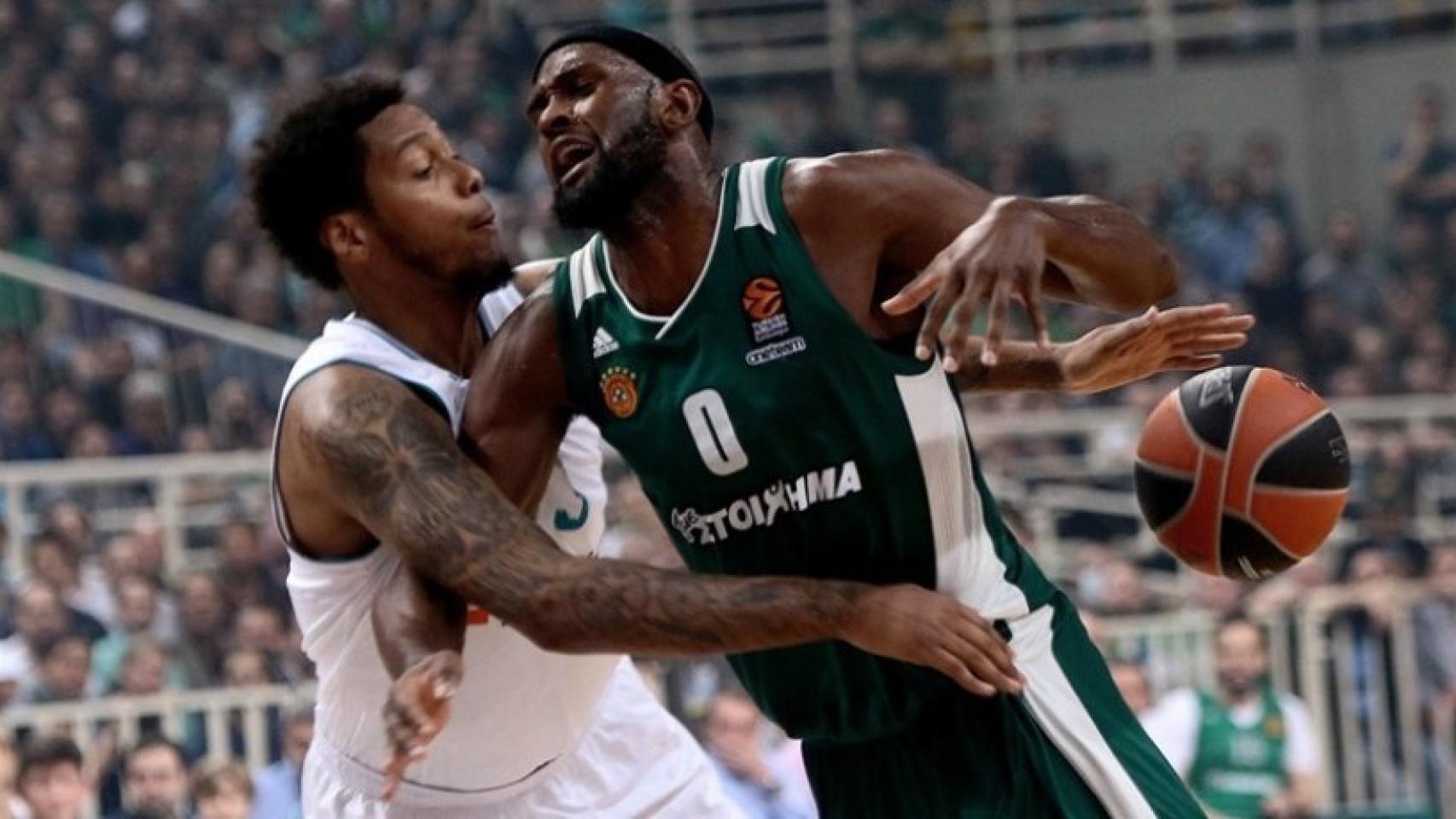 Thompkins defiende a Singleton, del Panathinaikos. Foto: euroleague.net