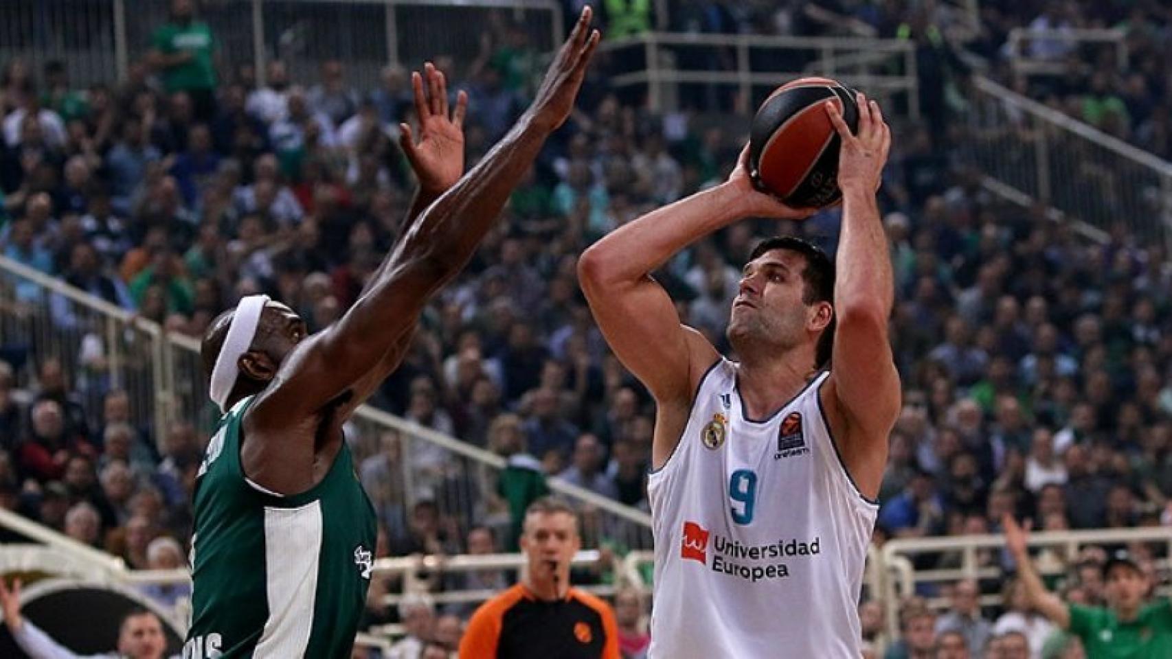 Reyes lanzando a canasta ante Panathinaikos. Foto: acb.com