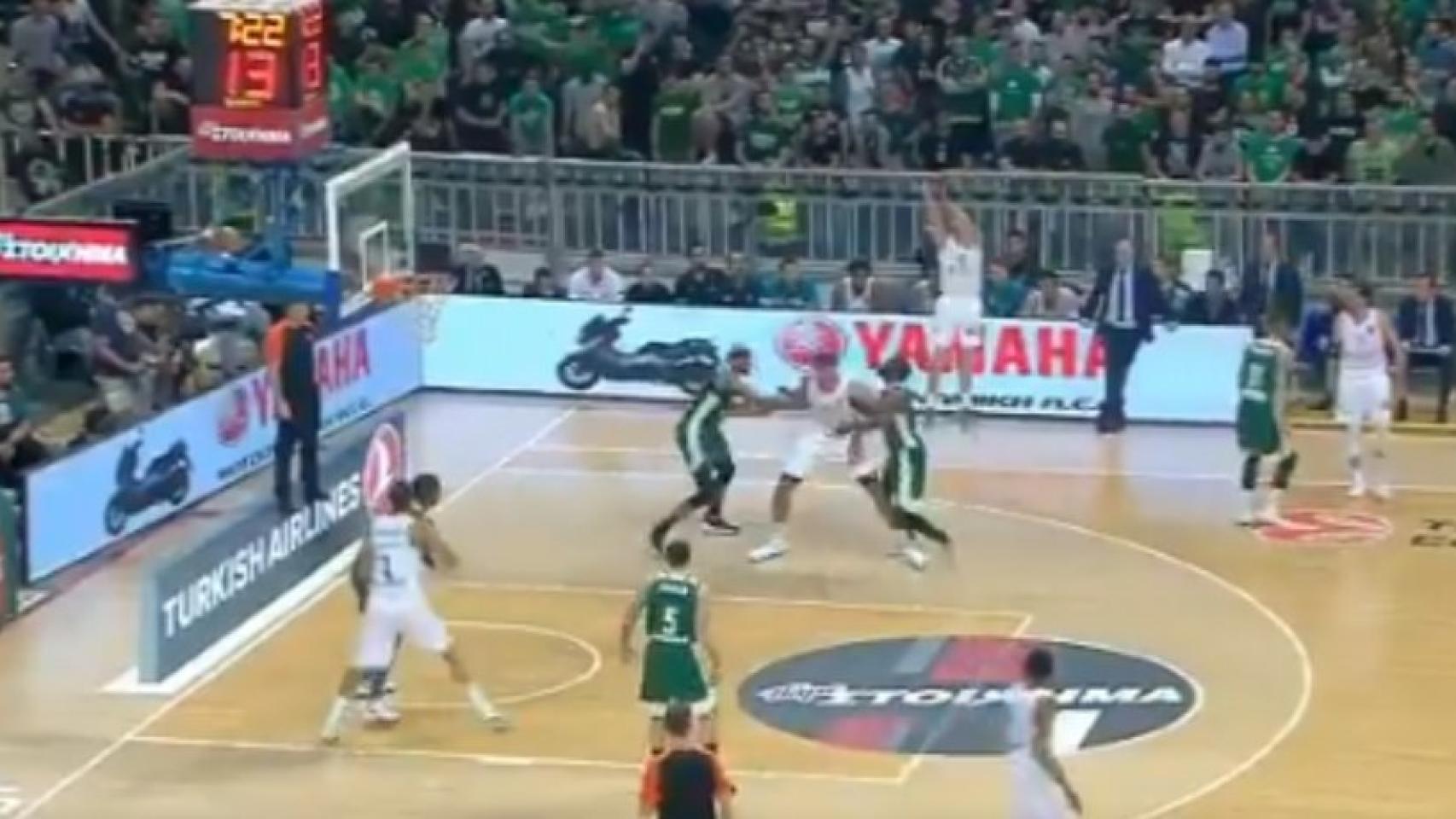 Triple de Jaycee Carroll ante panathinaikos