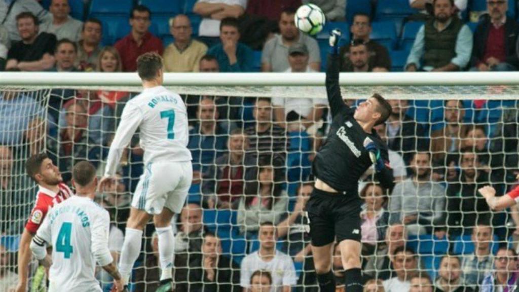 Kepa detiene un cabezazo de Cristiano. Foto athletic-club.eus