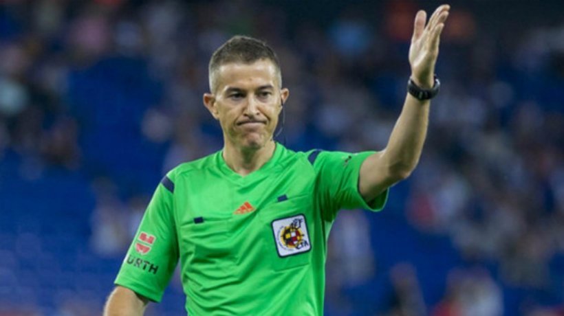 Iglesias Villanueva dirigiendo un partido. Foto: atleticodemadrid.com