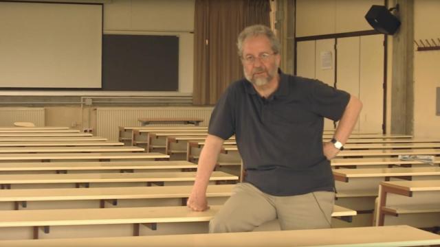 Pedro Sorela, en una clase vacía.