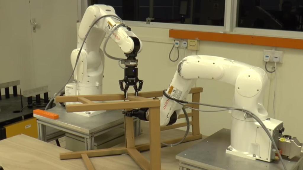 Robot con dos brazos montando una silla de IKEA.