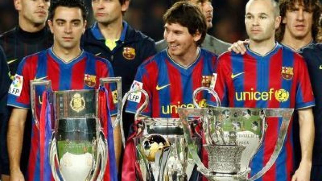 Iniesta, junto a Messi y Xavi con las seis copas del Sextete.