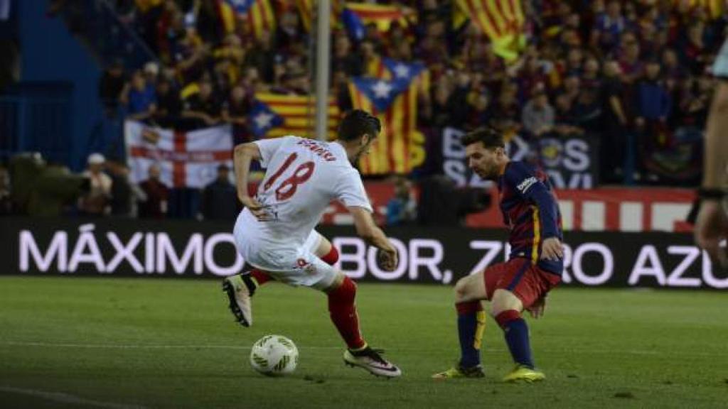 Escudero ante Messi, con esteladas de fondo, en la final de Copa 2016.