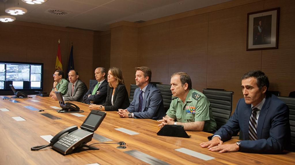Alejandro, en el centro y con traje gris, en el gabinete de Seguridad de Moncloa.