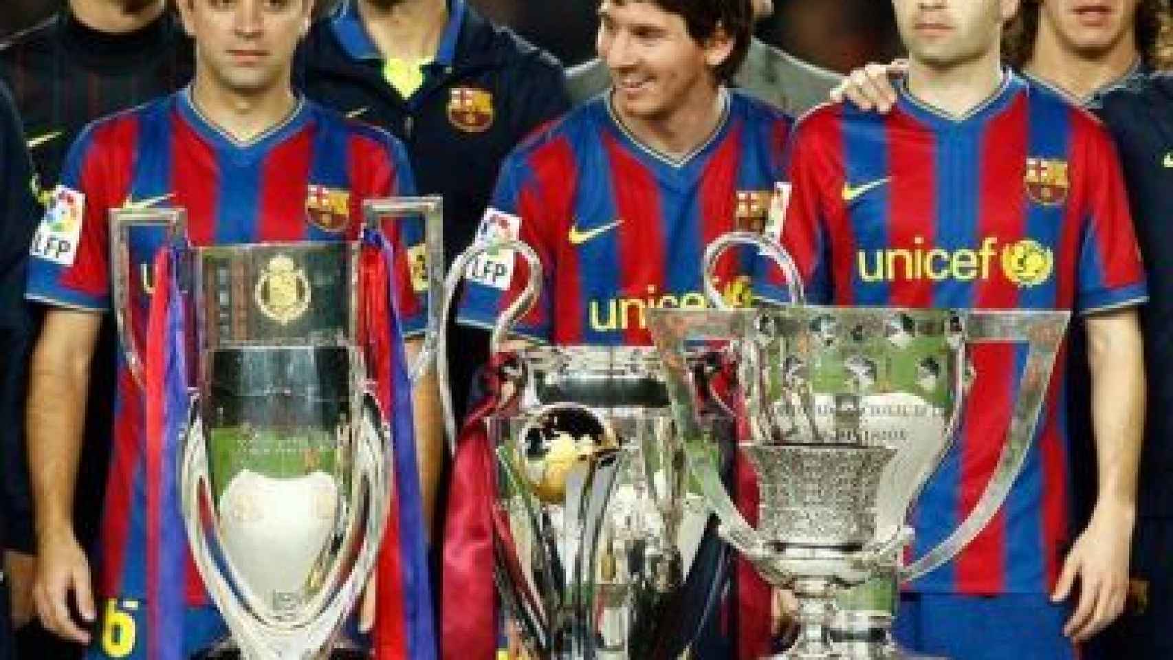 Iniesta posa con el Sextete junto a Xavi y Messi.