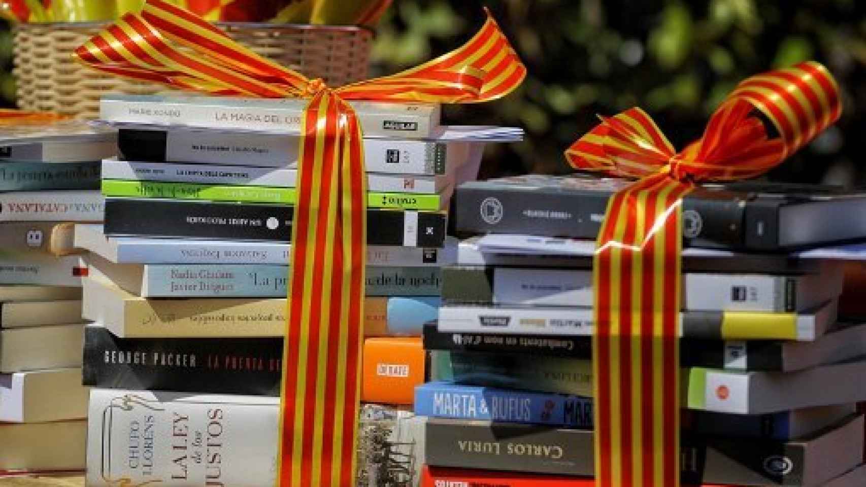 Libros envueltos por una cinta con la bandera catalana.