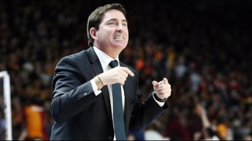 Xavi Pascual dirige un partido con el Panathinaikos. Foto: euroleague.net