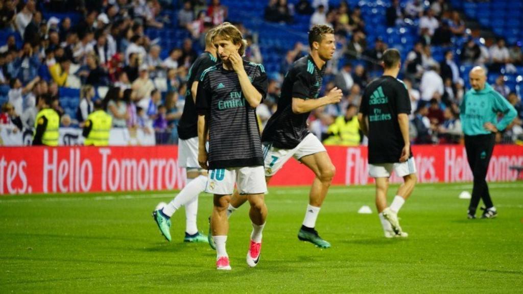 Modric calienta en el Santiago Bernabéu. Foto Virginia López El Bernabéu