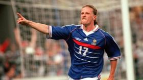 Emmanuel Petit durante un partido con la selección francesa. Foto: fifa.com