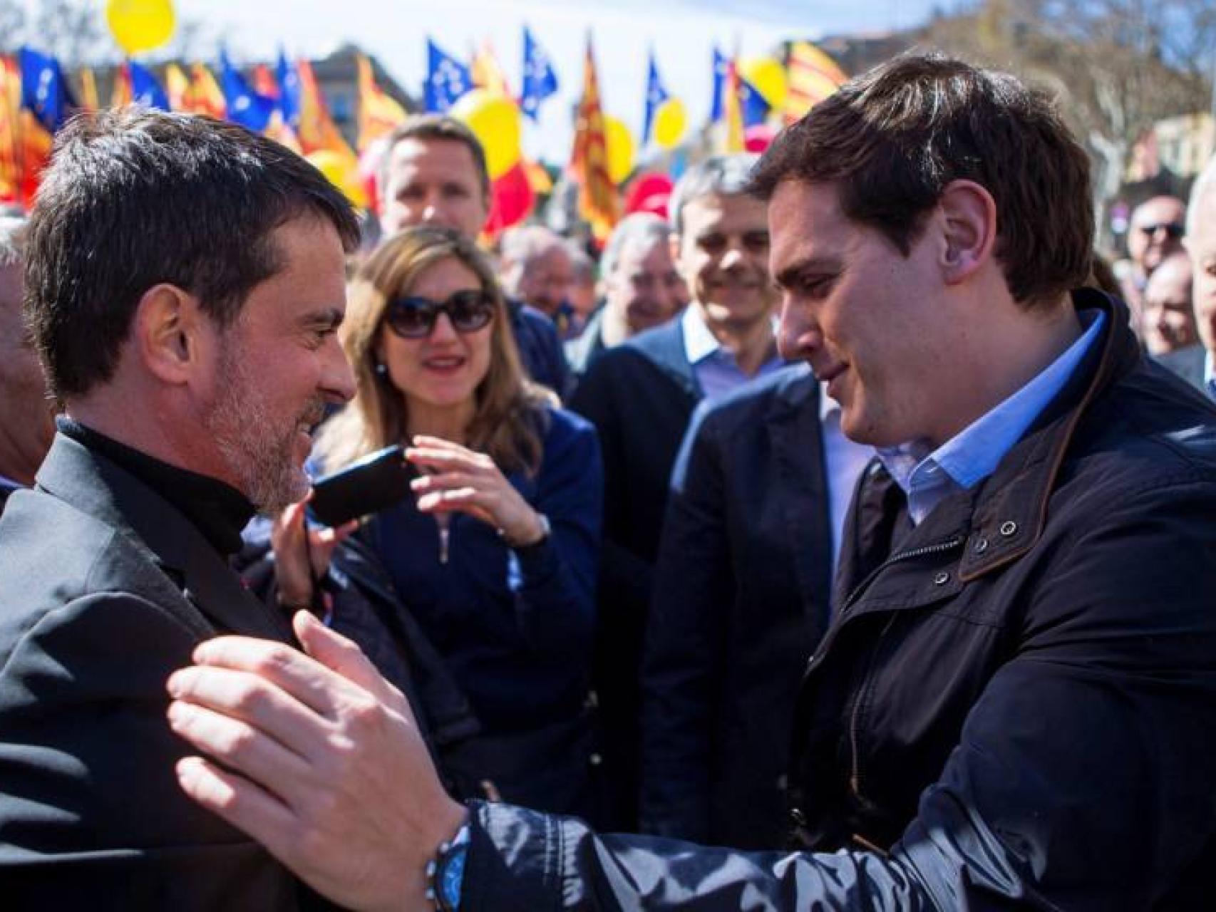 Rivera y Valls se saludan en la última manifestación de Sociedad Civil en Barcelona.