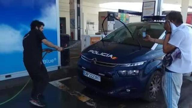 Los jóvenes limpiaron el coche patrulla mientras el policía grababa.