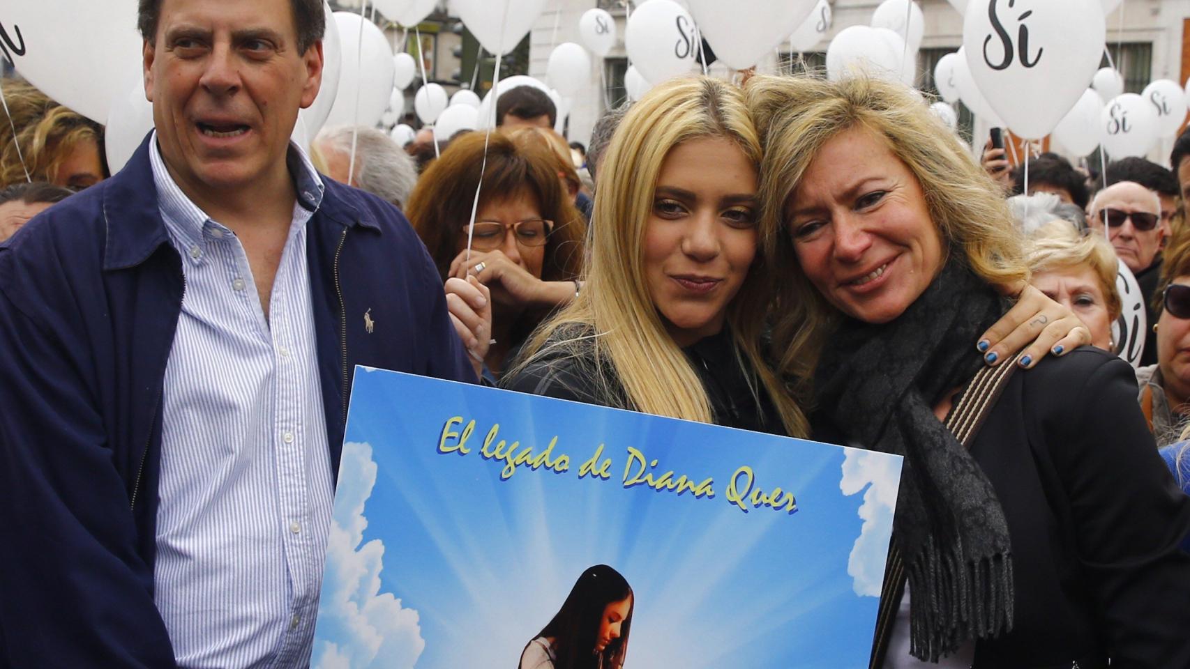 Los padres y la hermana de Diana Quer en el acto convocado en la Puerta del Sol.