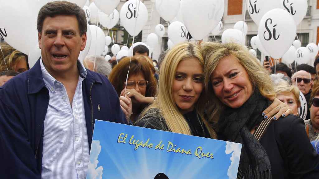 Los padres y la hermana de Diana Quer en el acto convocado en la Puerta del Sol.