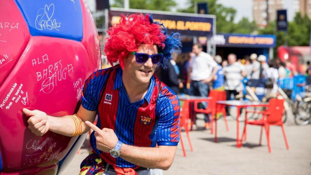 Un aficionado culé en la fan zone del Barcelona en Madrid.