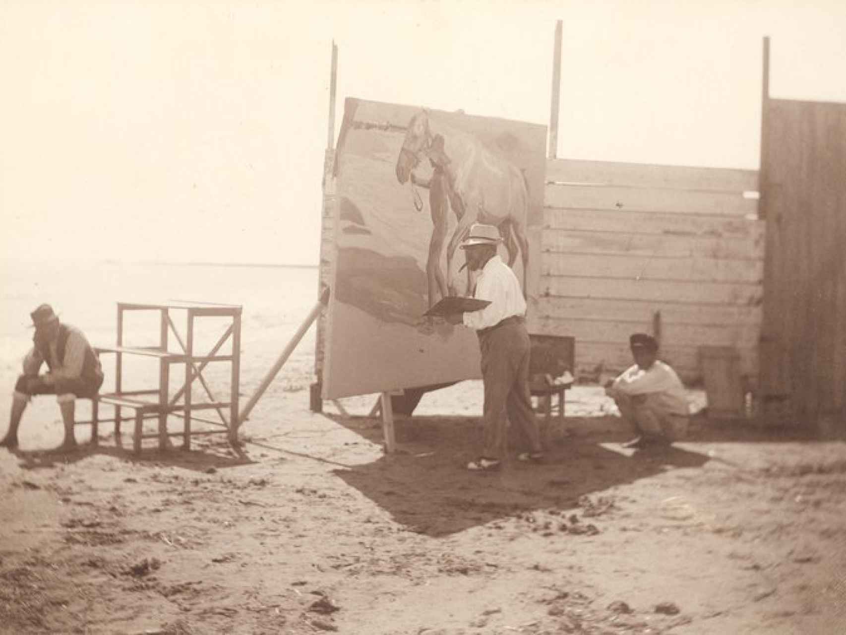 Sorolla pintando en la playa de El Cabanyal, Valencia, en 1909.