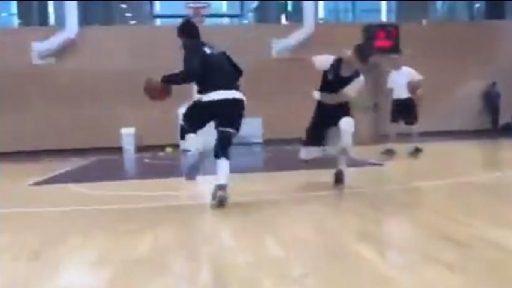 Sergio Llull dribla a Santi Yusta en el entrenamiento.