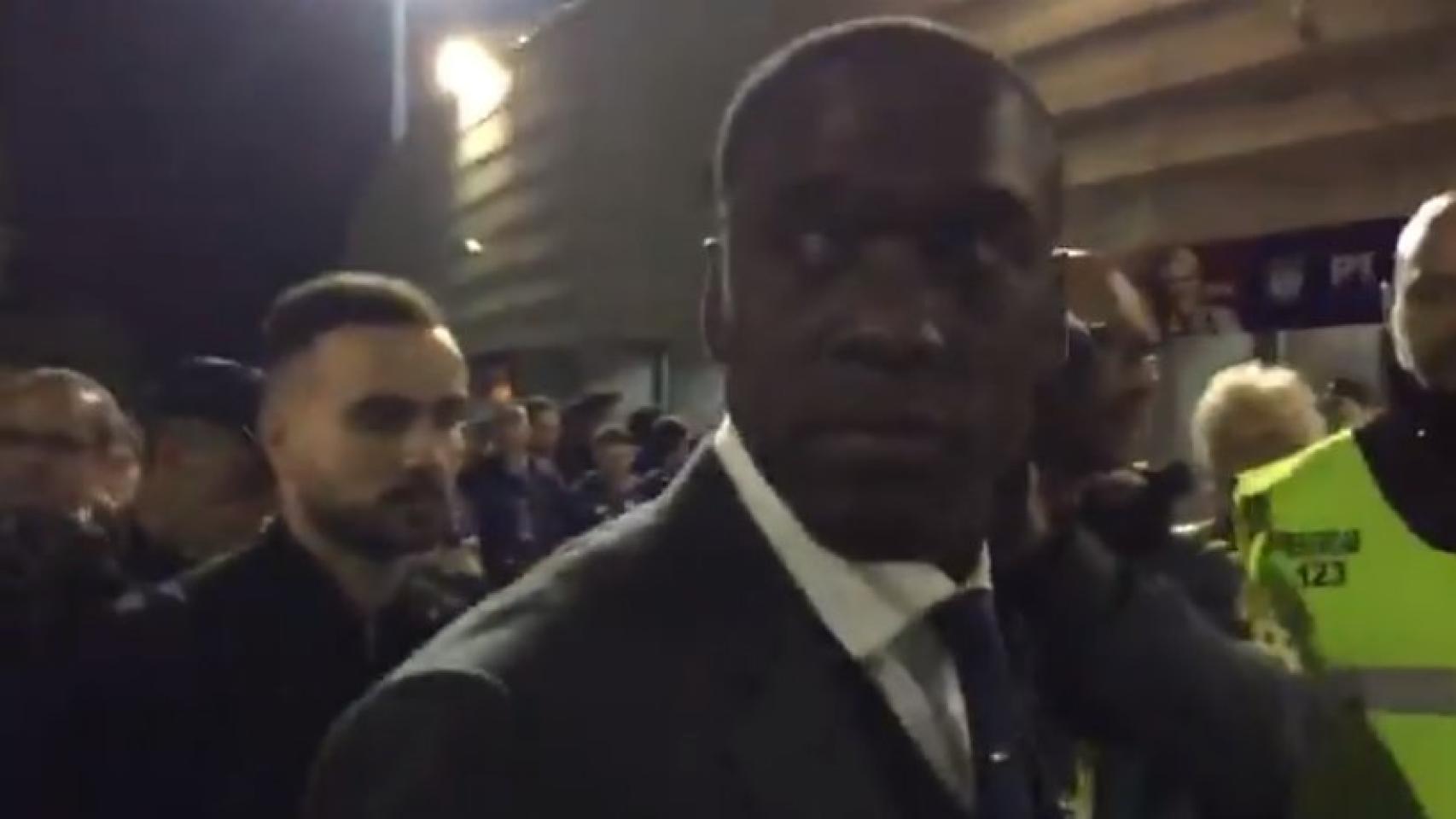 Seedorf baja del autobús para hablar con la afición