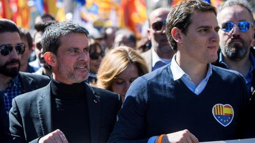 Valls, junto a Rivera durante la manifestación convocada por SCC en marzo.