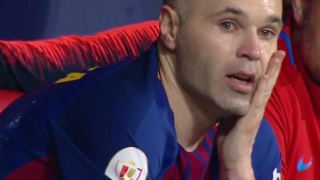 Iniesta llora en el banquillo.