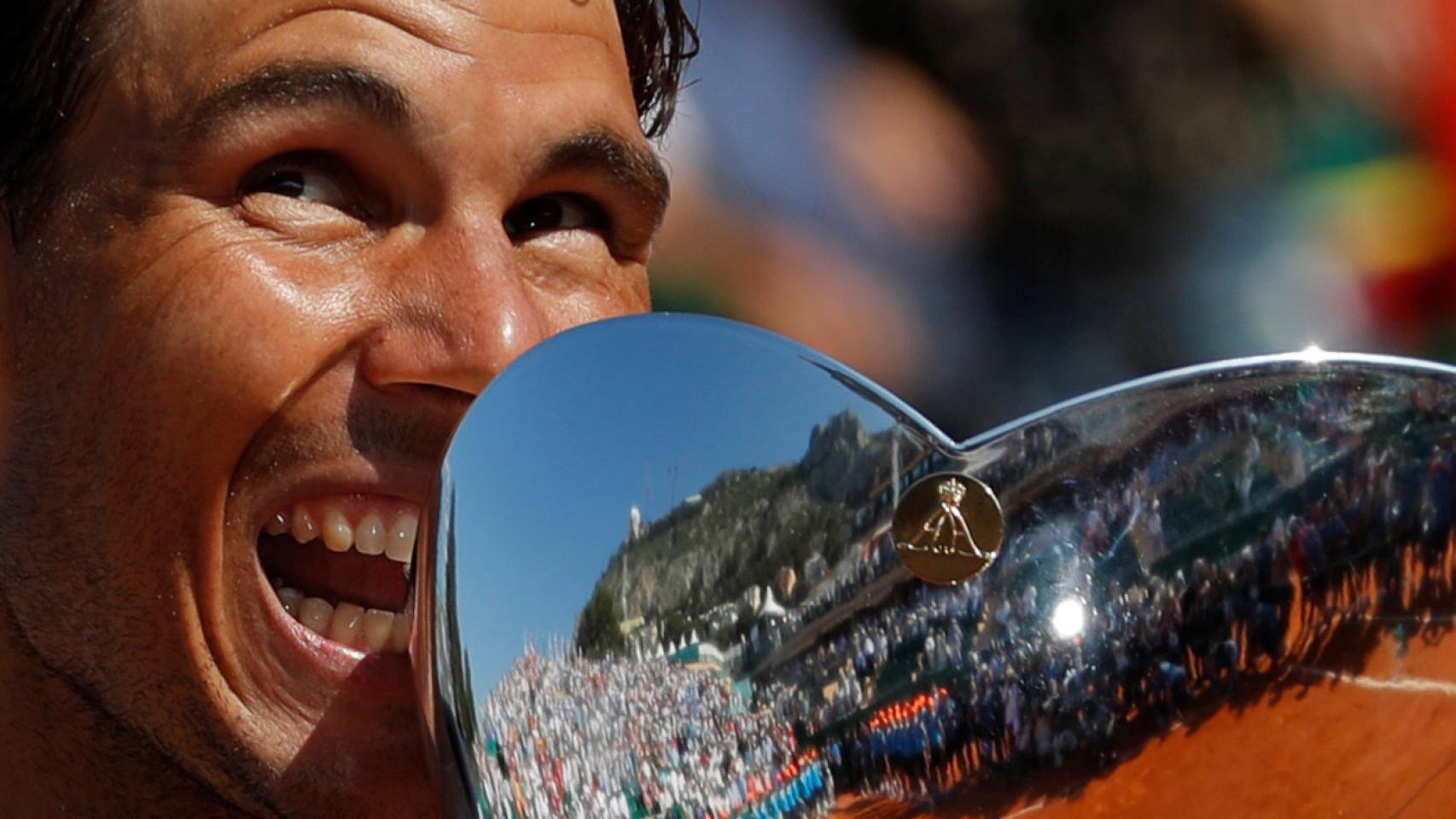 Nadal, con la copa de campeón de Montecarlo.