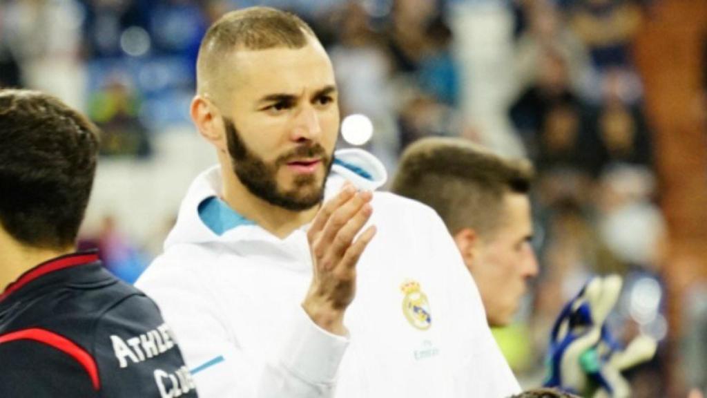 Benzema durante el saludo inicial. Foto: Virginia López / El Bernabéu