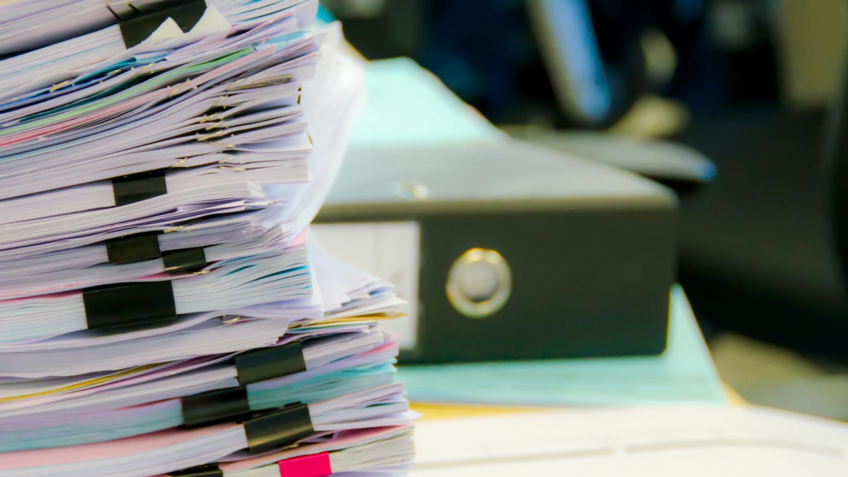 Los papeles pendientes de digitalizar se acumulan en la universidad española.