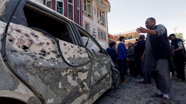 Un hombre inspecciona el lugar del atentado en Kabul.