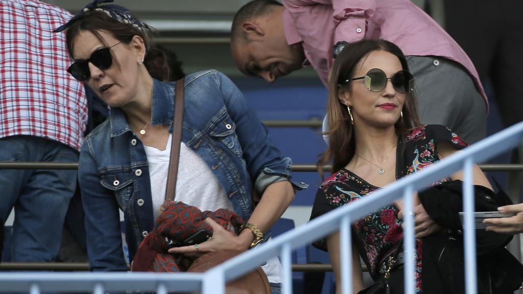 Paula Echevarría junto a su amiga en el estadio.