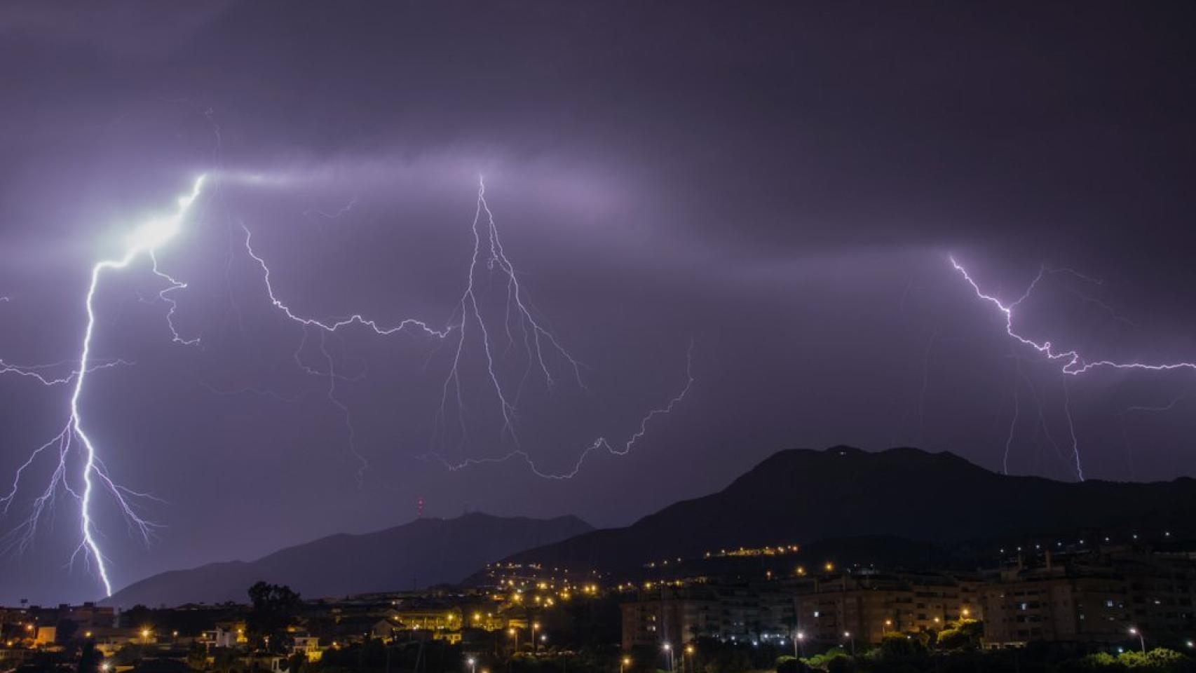 Tormentas eléctricas, calima y lluvia de barro para comenzar  la semana.