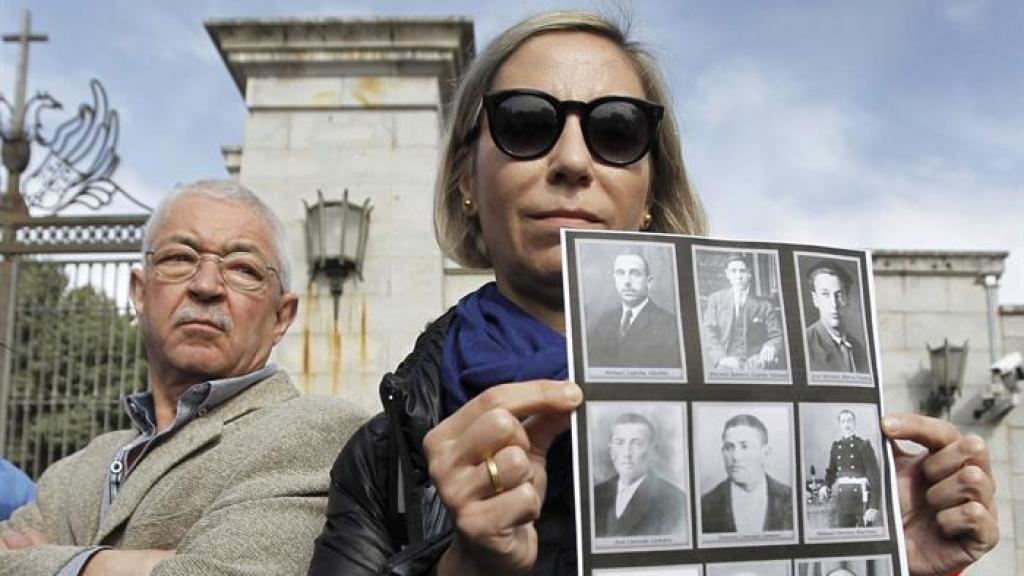 Representantes de la Asociación de Familiares Pro Exhumación de los Republicanos del Valle de los Caídos, a las puertas del mausoleo.