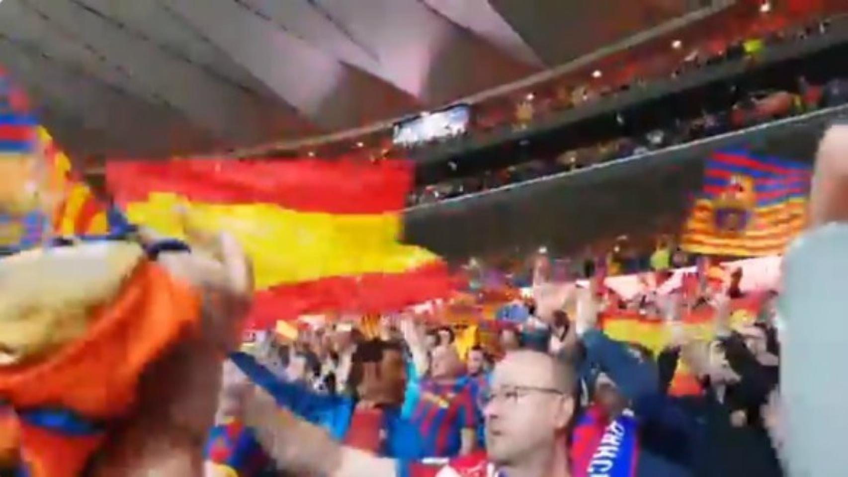 La afición del Barcelona ondea banderas de España