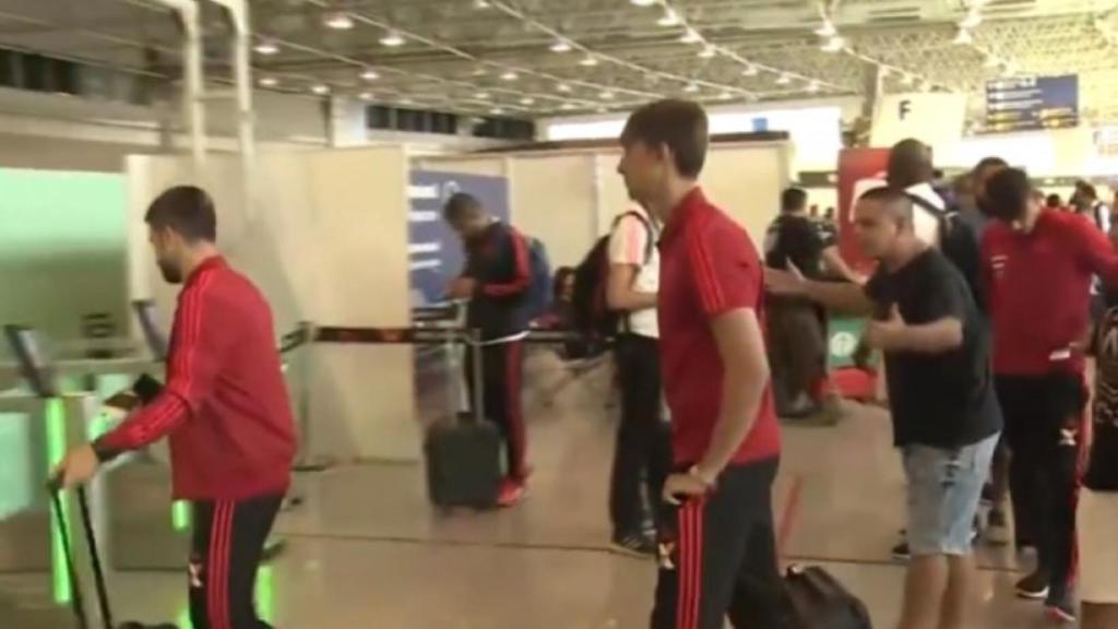 Jugadores del Flamengo son increpados en el aeropuerto