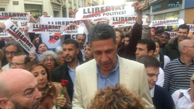 Xavier García Albiol durante el escrache al que le ha sometido un grupo de independentistas.