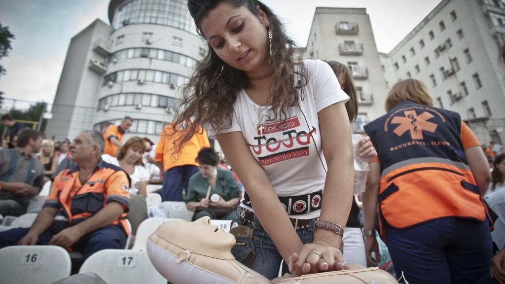 Personas realizando una maniobra RCP