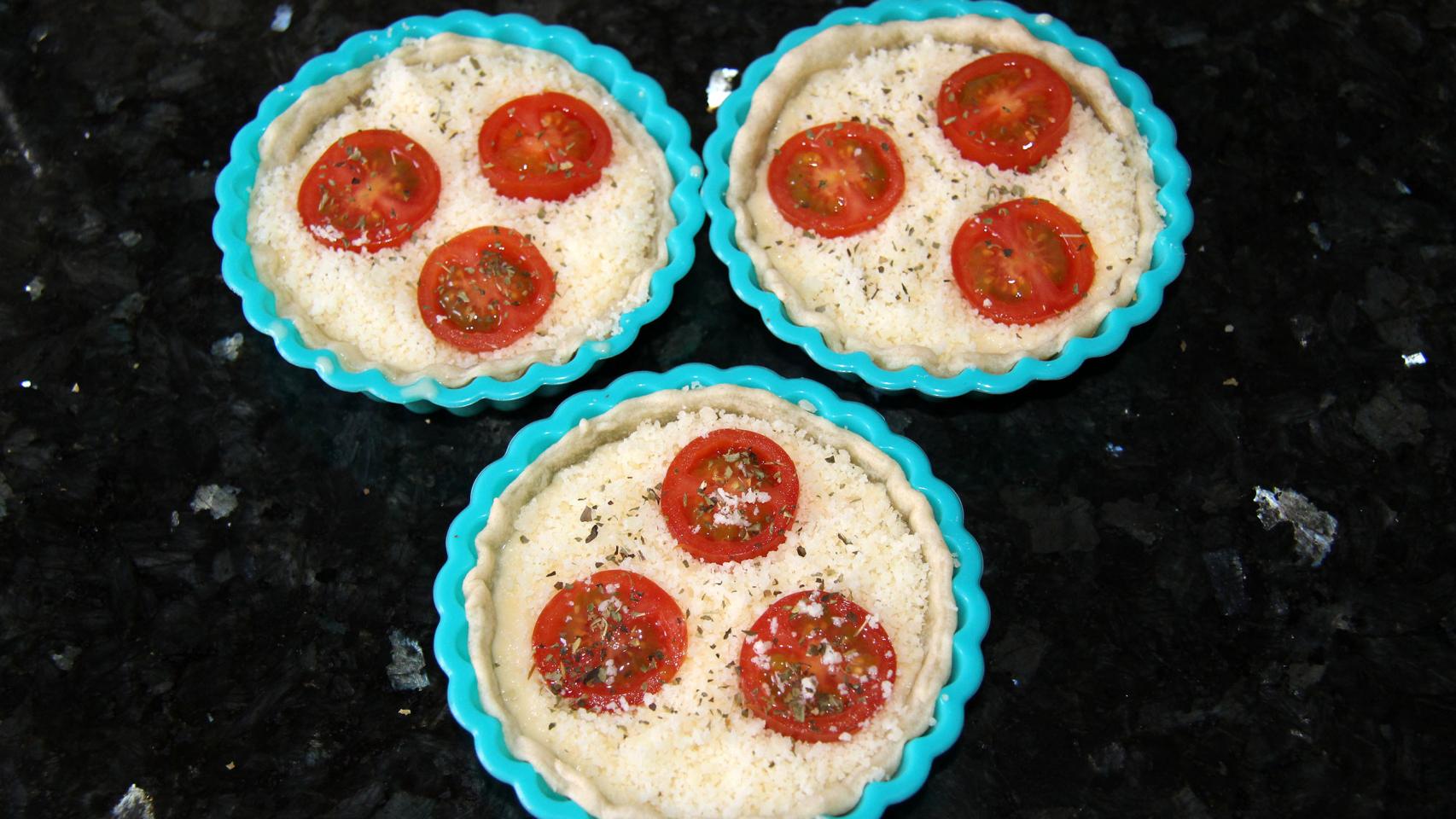 MINI QUICHES DE QUESO Y TOMATES CHERRY CON TMX 12