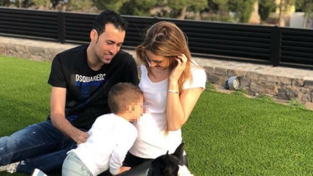 Sergio Busquets, Elena Galera, Enzo y su mascota