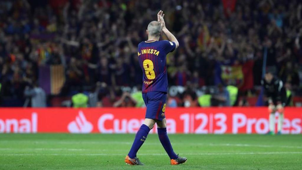 Andrés Iniesta se despide tras marcar un gol en la final de la Copa del Rey.