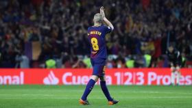 Andrés Iniesta se despide tras marcar un gol en la final de la Copa del Rey.