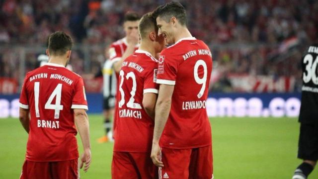 Lewandowski celebra con Kimmich un gol. Foto Twitter (@FCBayern)