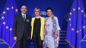 Los denunciantes, Ana Losada y Carlos Silva, con la eurodiputada liberal Beatriz Becerra