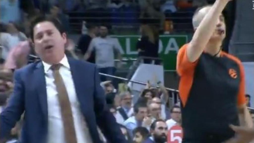 Xavi Pascual explota contra los árbitros.