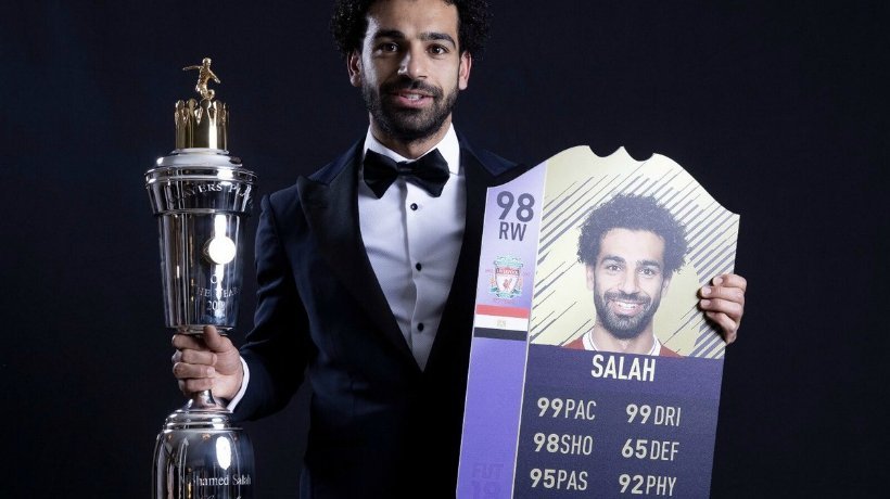 Salah posa con el Premio al Mejor Jugador del Año en Inglaterra y su nueva carta de FIFA 18. Foto: Twitter (@EASPORTSFIFA).