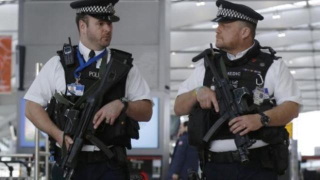 Policías armados en el aeropuerto de Heathrow.