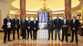 Foto de familia. De izquierda a derecha: Miguel Ángel Uriondo, redactor jefe de Empresas y Medios de EL ESPAÑOL; José Luis García, delegado de Servicios Sociales Madrid de Grupo CLECE; Miguel Ángel Alemany Haro, subdirector general de Políticas de Empleo del Ayuntamiento de Madrid; Ignacio Gamboa Gamboa, gerente de CLECE del Servicio Ayuda a Domicilio de Madrid; Javier Doval Rey, coordinador General de Pinardi; José Andrés Elízaga, director de Comunicación de Grupo CLECE; David de Miguel Martínez, director de Intervención Social y Empleo de Cruz Roja; Aurelio López-Barajas, CEO de Supercuidadores y Javier Gallego Zugasti, responsable ante entidades de Intermediación Laboral de CLECE.