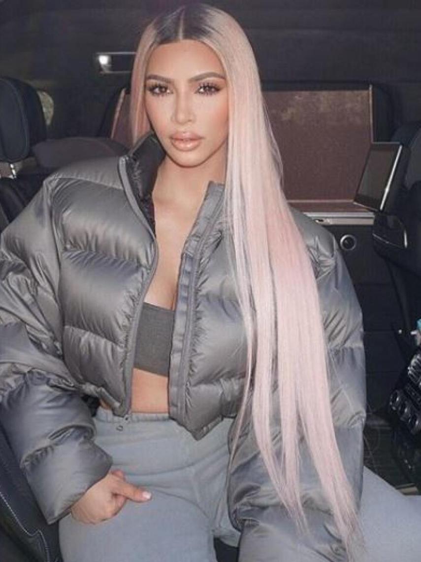 Kim Kardashian con el pelo rosa.