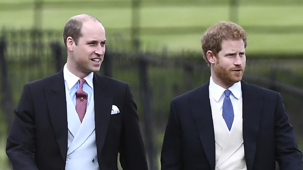 El príncipe Guillermo junto a Harry.